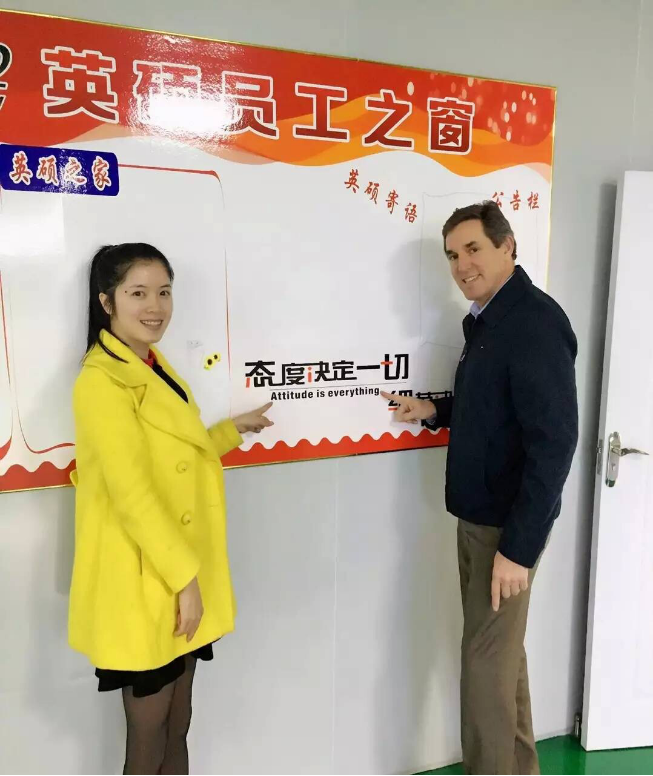 美国客户与英硕包装文化墙合影留恋 美国客户与英硕包装文化墙合影留恋