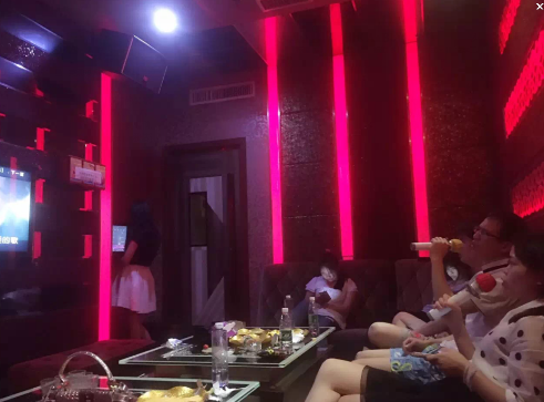 英硕吸塑90后俊男靓女集体出动,唱翻全场!