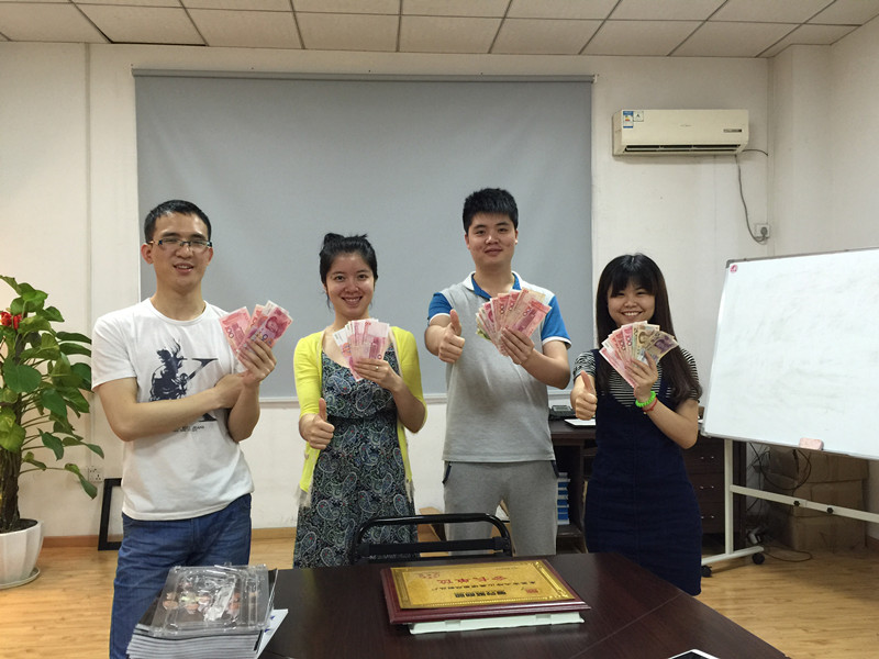 帅哥美女集结英硕吸塑包装